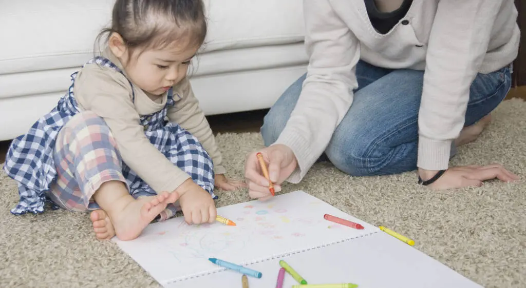 親子でキュビスムお絵描き | my stellaマイステラブログ|子どもの好きが育つヒントと親子の時間 一緒にお絵描きを楽しむ親子の手元