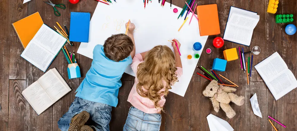 Mainchilddrawing | my stellaマイステラブログ|子どもの好きが育つヒントと親子の時間 明るい雰囲気の部屋で、画用紙に向かう子どもの後ろ姿