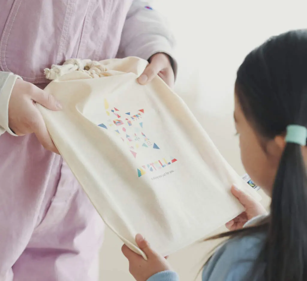 Mystellaorganiccottongiftbag | my stellaマイステラブログ|子どもの好きが育つヒントと親子の時間 マイステラ(MY STELLA)のパーソナライズ絵本が入った、化学染料不使用の優しい色合いのオーガニックコットン製ギフトバッグ。繰り返し使える環境に配慮した包装