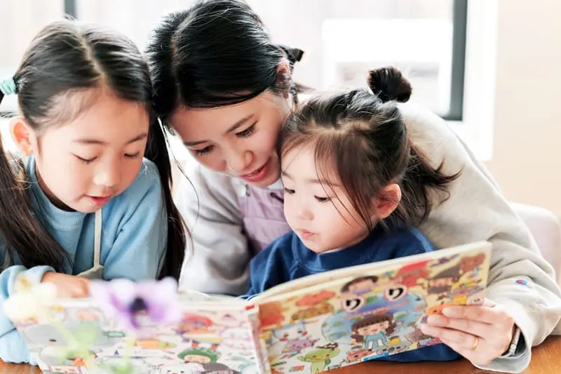 Mystellaseekandfindfamilyreading | my stellaマイステラブログ|子どもの好きが育つヒントと親子の時間 さがして!みつけて!ふしぎなせかいりょこう」の絵本を親子3人で読みながら笑顔で楽しむ温かな家族の様子