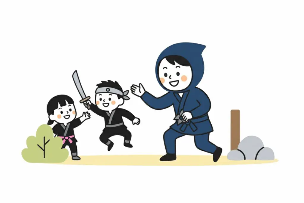 青と黒の忍者衣装を着た親子が、刀や手裏剣を持って遊ぶ様子